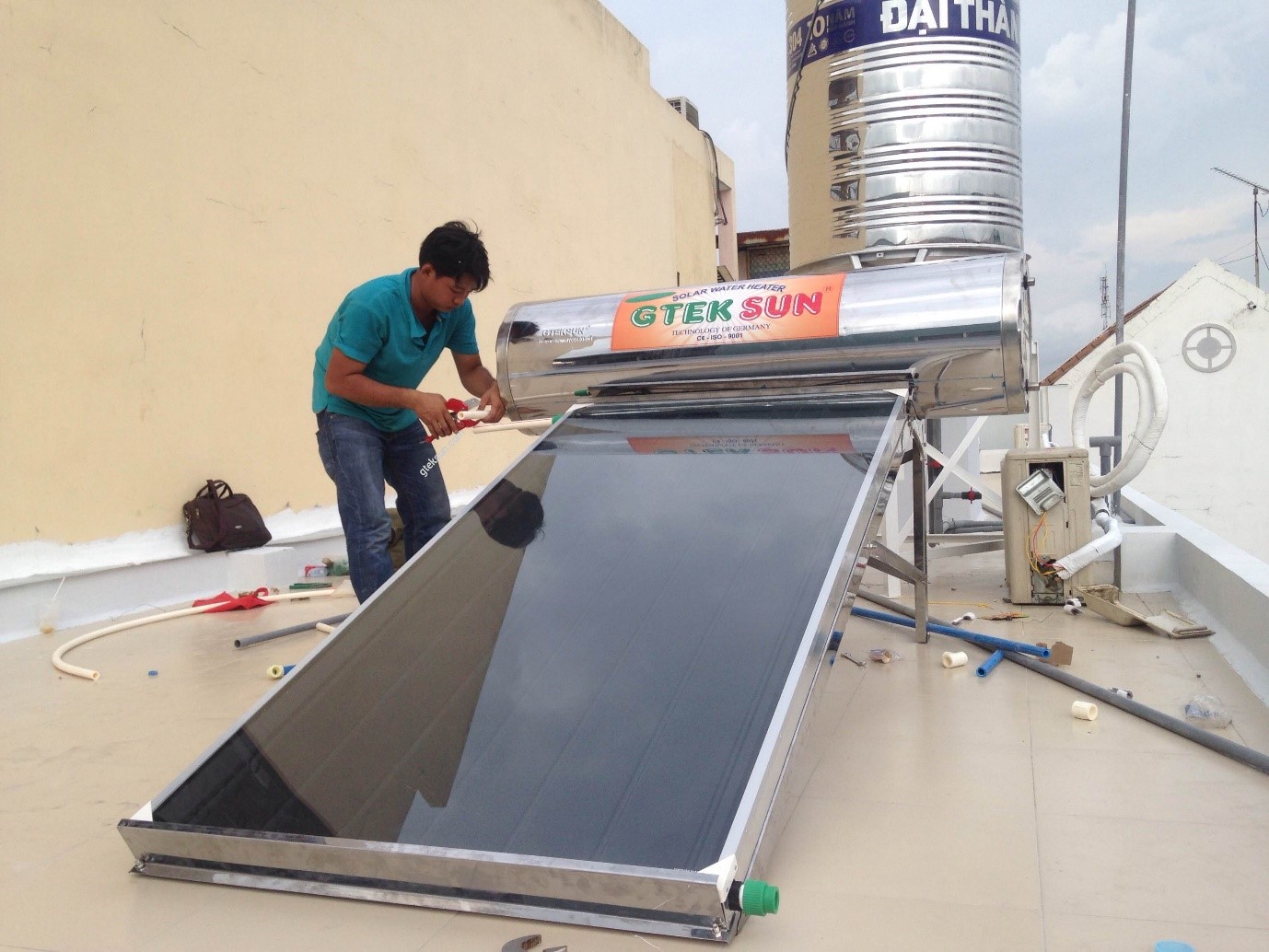 Lắp đặt máy nước nóng năng lượng mặt trời